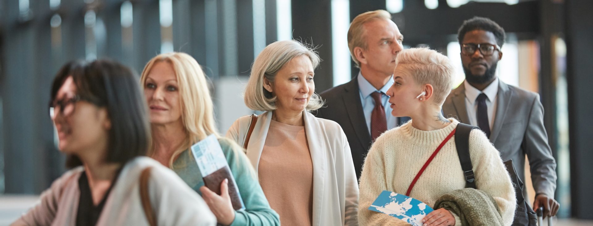 Two women chatting while standing in airport customs queue, horizontal medium portrait, copy space SSUCv3H4sIAAAAAAAACpxTSY7cMAy8B8gfGj6PAEnUmq8EOVCiPG3EYze8JBkM5u+h7Xa3cs3FEItLlcXSx9cvl0uTcO5y8+3ysUUcd32/zsuESzcODMuXOz6VgcpUI4W6ZZw67Gsw4ZKvA74VBoe17zf4c08284LLOpe5Irt1fxbkWJ3tSsPUbkDVl3Epr0z0T+cp+/sRX87EnuQOTjXNS4XNa9qxEzqG/1fncfhxasbXMuT3TdtnpXoqfcHjb+8aG5OMCWScyMW0whRLIiC2woMxSmKALOXJ3CCAj0BF6OiSMBiSiFaT8BZtGyVpjPpRrFGFkI0VUZMWxvMpWDKiLbpVWVmf0T6KvQ7klXLCF8mT21JEcBFEAk3Jey09+EdxgJJaJXlogsIfVAKLRe5FzBjIRsxPGblVCmwSSQYvDBQQwTMReeO0dykBqkdxMj5A0l5QG7MwOaHAxIIygYqQSCd6ak5ORUcQBQ9mzdoHvjoZWThAoTZHJ2Ff0LGV5ufvpUxvu2Hu+8CVurEy0K8xY78VQLW029Tlbnit2sblurv+bMvjOizTe22Sph/HG6Z+s3zLM8uJX3GeuZxOvPY0v7HxreIZxmX3yn1qQ2z6LVSgdZBOWu+k8sb7eC84XtO14zm7nFPgeutHpLKRPoz9fGc2gA3O6vgw+PPJHTnv3JGqzcwk+WdH9X12G0OTYklkrBKsj3jjyYkYvBWFUtRaW8g68F4+/wIAAP//AwAV7vXsbAQAAA==